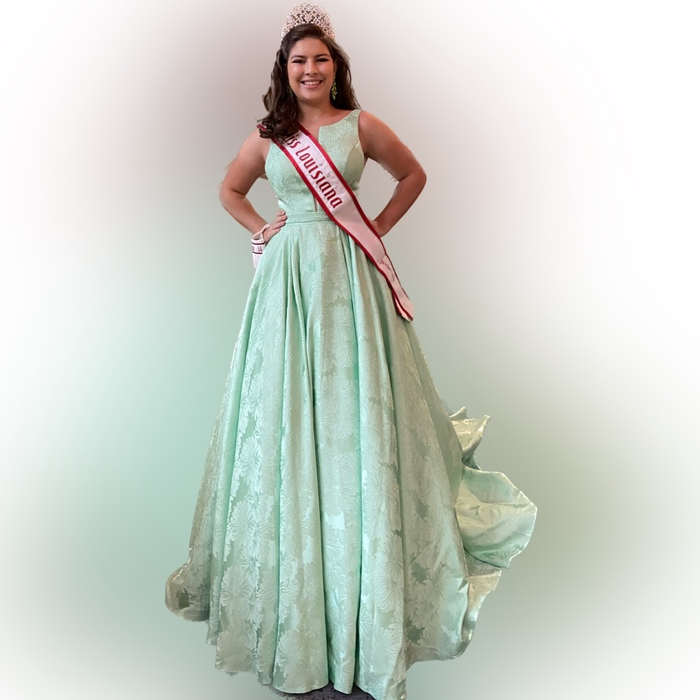 Sherri Hill unique mint color brocade gown size 6.  Not alterations.